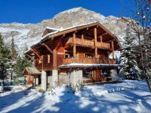 a log house in the snow with a mountain at Appartement Val-d'Isère, 3 pièces, 8 personnes - FR-1-694-122 in Val-d'Isère