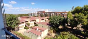 une vue de tête sur un complexe d'appartements avec des arbres et des bâtiments dans l'établissement Gracioso apartamento en Massanassa, à Benetúser