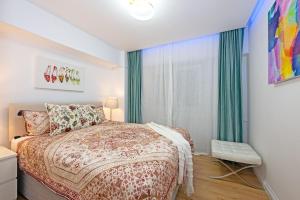 Un pat sau paturi într-o cameră la Grand Apartments Centre of Craiova