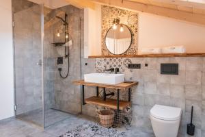 une salle de bain avec douche, lavabo et toilettes dans l'établissement Alpenblüte, à Reit im Winkl 33 autres photos