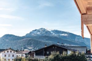 - une vue sur une montagne enneigée depuis une ville dans l'établissement Alpenblüte, à Reit im Winkl