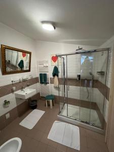 een badkamer met een douche en een wastafel bij Hotel Centrale in Cascia