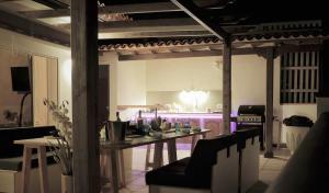 - une cuisine avec une table et des chaises dans la chambre dans l'établissement Villa Alexander, à Puerto de Santiago