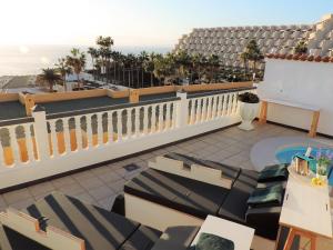 un balcón de un hotel con vistas al océano en Villa Alexander en Puerto de Santiago