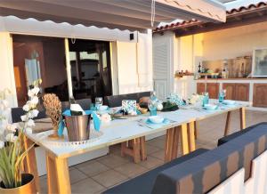 een eettafel met blauwe en witte gerechten. bij Villa Alexander in Puerto de Santiago