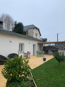 une arrière-cour d'une maison avec une terrasse dans l'établissement Anita, 