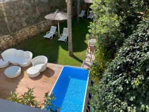 an overhead view of a backyard with a swimming pool at Chalet Villa turística con vistas al mar Breakfast items in the home in Faro de Cullera