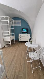 Habitación con cama, mesa y escritorio. en LE SEGRETE DEL POZZO, en Capurso