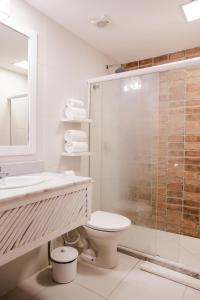 uma casa de banho com um chuveiro, um WC e um lavatório. em Pousada Aldeola by Slaviero Hotéis em Baixio