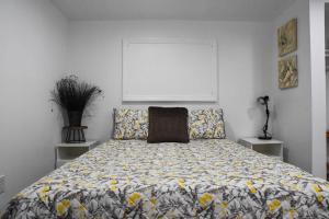 een slaapkamer met een bed met een kussen erop bij Cozy Mount Washington Home with Parking-Sleeps 4 in Pittsburgh