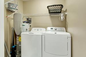eine Waschküche mit Waschmaschine und Trockner in der Unterkunft Retreat at Glenns Bay F202 in Myrtle Beach