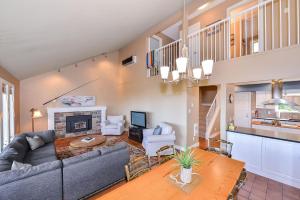 een woonkamer met een bank en een open haard bij Kye Bay Winter Beach House in Comox