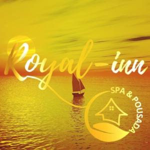 un cartel con un velero en el agua en Royal-inn SPA & Pousada en Itanhaém