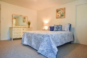 1 dormitorio con cama, tocador y espejo en Relax & Feel At Home During Your Pittsburgh Stay, en Pittsburgh