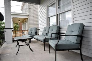 un grupo de sillas y una mesa en un porche en Relax & Feel At Home During Your Pittsburgh Stay, en Pittsburgh