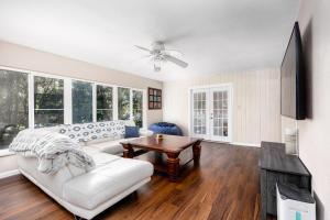 Una sala de estar con un sofá blanco y una mesa. en 4BR House Next to Ben Hill Stadium, en Gainesville