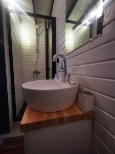 y baño con lavabo blanco y espejo. en İstanbul Airport Bungalow With Terrace en Arnavutköy