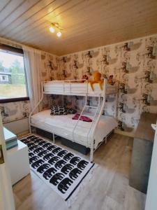 sypialnia z 2 łóżkami piętrowymi w pokoju w obiekcie Ruka Kierävä with ski tickets w mieście Kuusamo