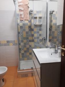 フォンディにあるA Casa d'Antonellaのバスルーム(シャワー、シンク付)