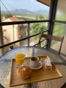 een tafel met een bord eten en een kopje koffie bij El Lago in Cervera de Buitrago