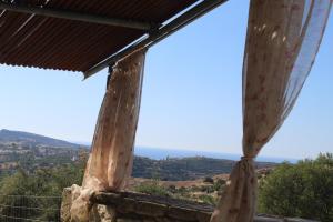 Aussicht aus dem Fenster eines Hauses in der Unterkunft To Spiti Tou Papa Sto Vouno in Kamilari