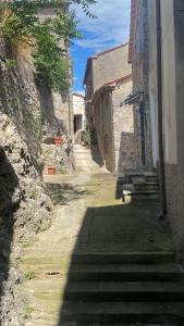 Une allée avec des escaliers menant à un bâtiment dans l'établissement Piccolo paradiso, à Prata