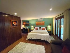 a bedroom with a bed and a green wall at Casa Verde in Rio de Janeiro
