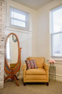 a room with a mirror and a chair with a mirrorigunigun at Perfect Pittsburgh Home Close To City & Airport in Pittsburgh