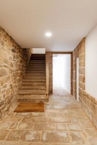 龐特維德拉的住宿－Dúplex Camino de Santiago I, II y III, Rúa Real 26 y 28, Zona Monumental, Pontevedra，石墙房间的楼梯