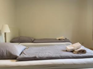 2 Betten mit Handtüchern darüber in einem Zimmer in der Unterkunft City Apart Düss in Düsseldorf
