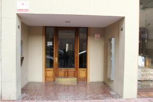 an entrance to a building with a wooden door at Piso céntrico ideal in Haro