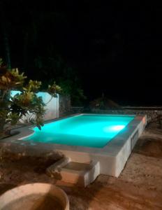 una piscina iluminada por la noche en Villa Lala en Kiwengwa