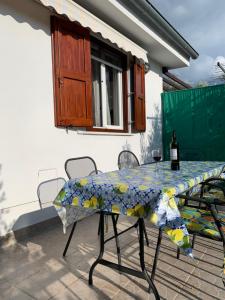uma mesa com um copo de vinho no pátio em Apartman Ruža em Brzac