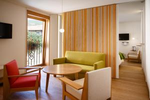 TV a/nebo společenská místnost v ubytování Hotel Echaurren Relais & Châteaux