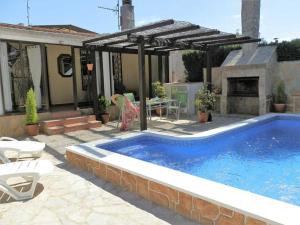 una piscina frente a una casa en Casa Deltebre, 2 dormitorios, 4 personas - ES-184-14, en Riumar