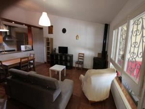 sala de estar con sofá y mesa en Casa Deltebre, 2 dormitorios, 4 personas - ES-184-14, en Riumar