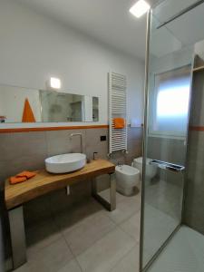 bagno con lavandino, doccia e servizi igienici di ,,,a casa di Martina a Mestre