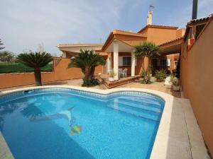 Bazén v ubytování **Casa con piscina, cerca del mar, wifi gratis, aire opcional, mascotas bienvenidas, playa para perros** - ES-184-27 nebo v jeho okolí