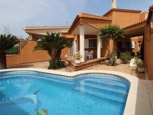 Bazén v ubytování **Casa con piscina, cerca del mar, wifi gratis, aire opcional, mascotas bienvenidas, playa para perros** - ES-184-27 nebo v jeho okolí