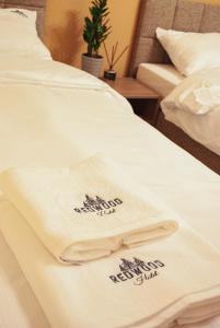 Łóżko lub łóżka w pokoju w obiekcie Redwood Hostel