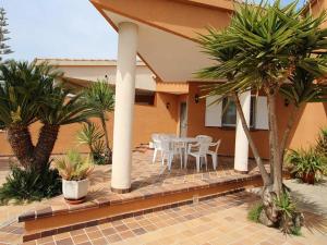 Balkón nebo terasa v ubytování **Casa con piscina, cerca del mar, wifi gratis, aire opcional, mascotas bienvenidas, playa para perros** - ES-184-27