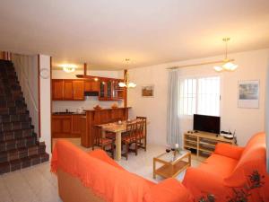 Kuchyň nebo kuchyňský kout v ubytování **Casa con piscina, cerca del mar, wifi gratis, aire opcional, mascotas bienvenidas, playa para perros** - ES-184-27