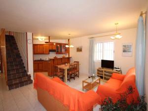 TV a/nebo společenská místnost v ubytování **Casa con piscina, cerca del mar, wifi gratis, aire opcional, mascotas bienvenidas, playa para perros** - ES-184-27