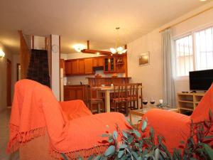Kuchyň nebo kuchyňský kout v ubytování **Casa con piscina, cerca del mar, wifi gratis, aire opcional, mascotas bienvenidas, playa para perros** - ES-184-27