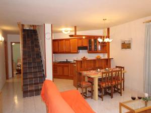 Kuchyň nebo kuchyňský kout v ubytování **Casa con piscina, cerca del mar, wifi gratis, aire opcional, mascotas bienvenidas, playa para perros** - ES-184-27