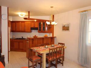 Kuchyň nebo kuchyňský kout v ubytování **Casa con piscina, cerca del mar, wifi gratis, aire opcional, mascotas bienvenidas, playa para perros** - ES-184-27