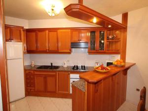 Kuchyň nebo kuchyňský kout v ubytování **Casa con piscina, cerca del mar, wifi gratis, aire opcional, mascotas bienvenidas, playa para perros** - ES-184-27