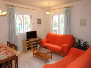 TV a/nebo společenská místnost v ubytování **Casa con piscina, cerca del mar, wifi gratis, aire opcional, mascotas bienvenidas, playa para perros** - ES-184-27