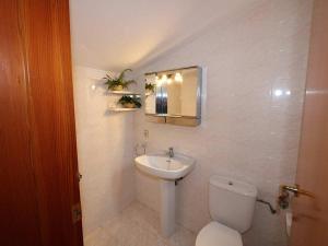 Koupelna v ubytování **Casa con piscina, cerca del mar, wifi gratis, aire opcional, mascotas bienvenidas, playa para perros** - ES-184-27