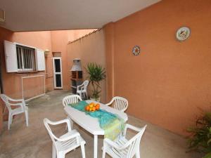 Patio nebo venkovní prostory v ubytování **Casa con piscina, cerca del mar, wifi gratis, aire opcional, mascotas bienvenidas, playa para perros** - ES-184-27